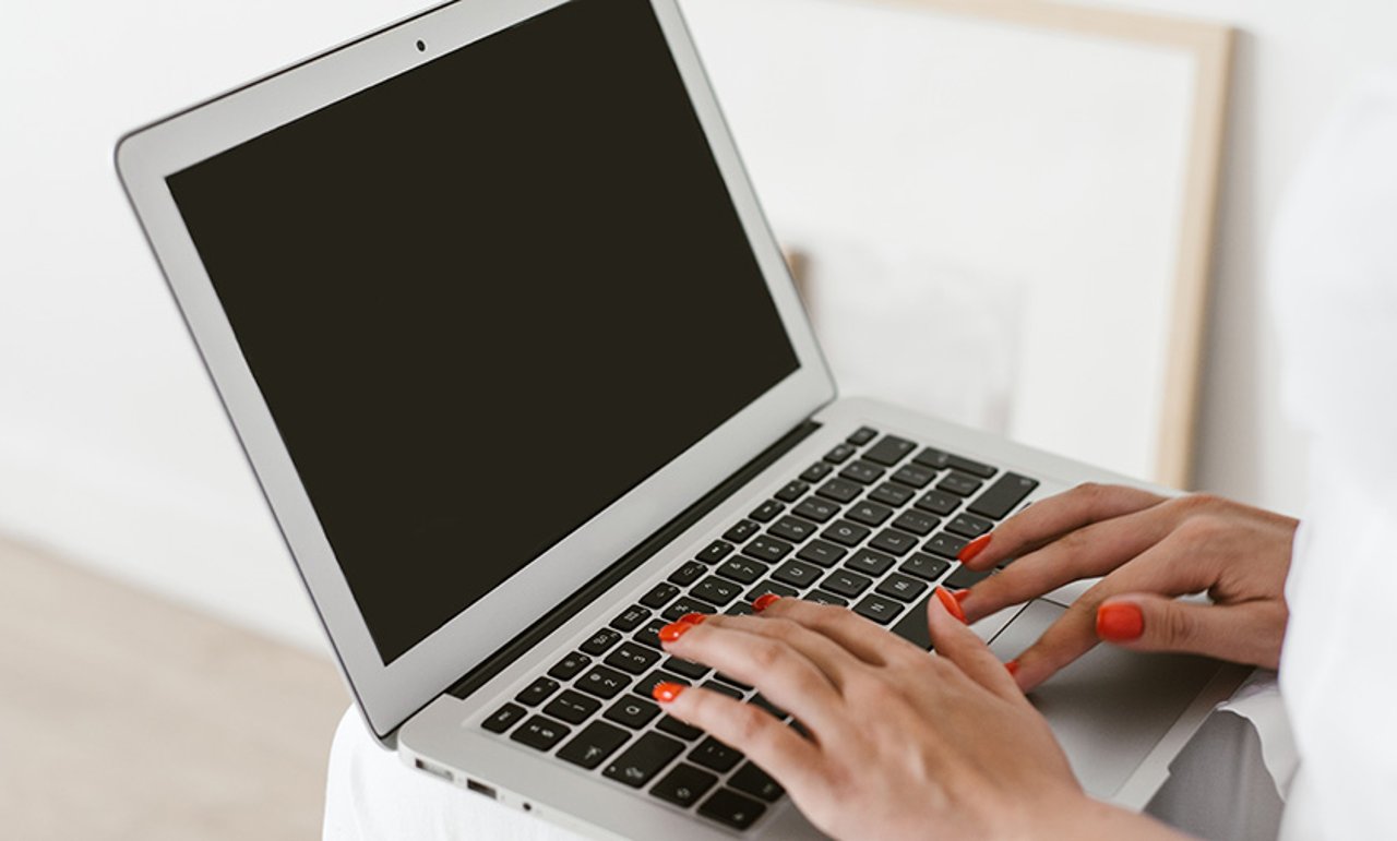 Cativar clientes por meio de conversas: como o CPaaS cria um CX verdadeiramente omnicanal Woman Working With Laptop On Knees